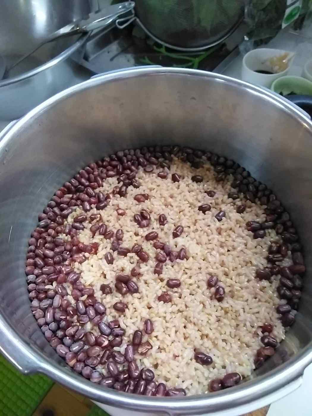 小豆と玄米を炊いているところ