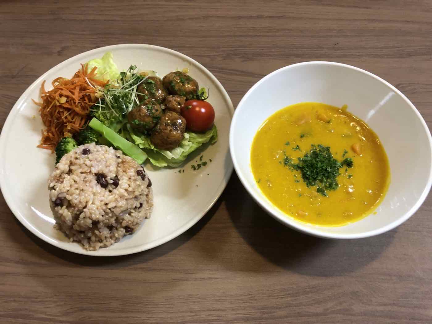 玄米ごはんと副菜、かぼちゃスープの定食